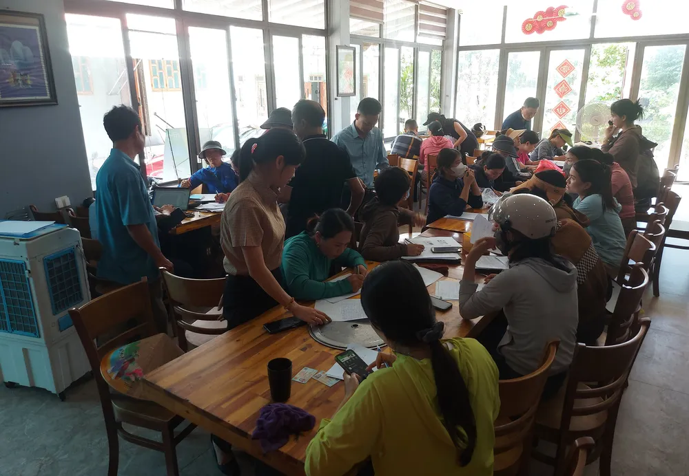 Sáng 4-7, nhiều tiểu thương chợ Voi đang ngồi viết đơn tố giác vì "vỡ hụi"