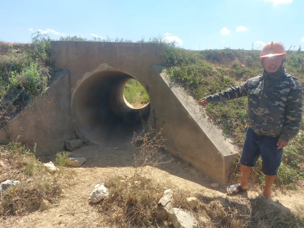 Ông Trần Văn Dũng bên kênh mương, cầu cống cạn khô đáy Ông Trần Văn Dũng bên kênh mương, cầu cống cạn khô đáy