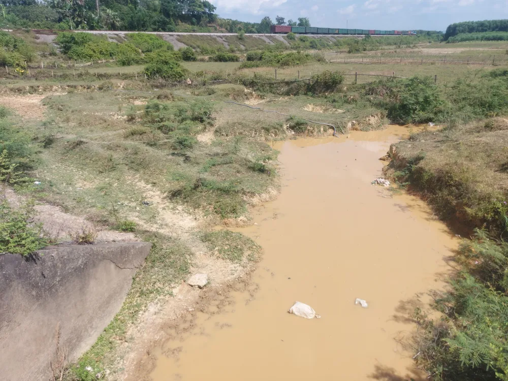 Chút nước bùn vàng khè cuối cùng còn sót lại tại cánh đồng xã Hương Thủy Chút nước bùn vàng khè cuối cùng còn sót lại tại cánh đồng xã Hương Thủy