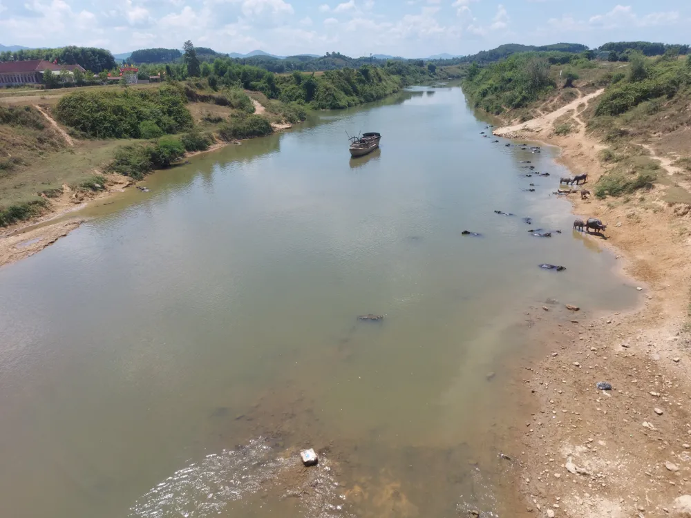 Lòng sông cạn trơ đáy Lòng sông cạn trơ đáy