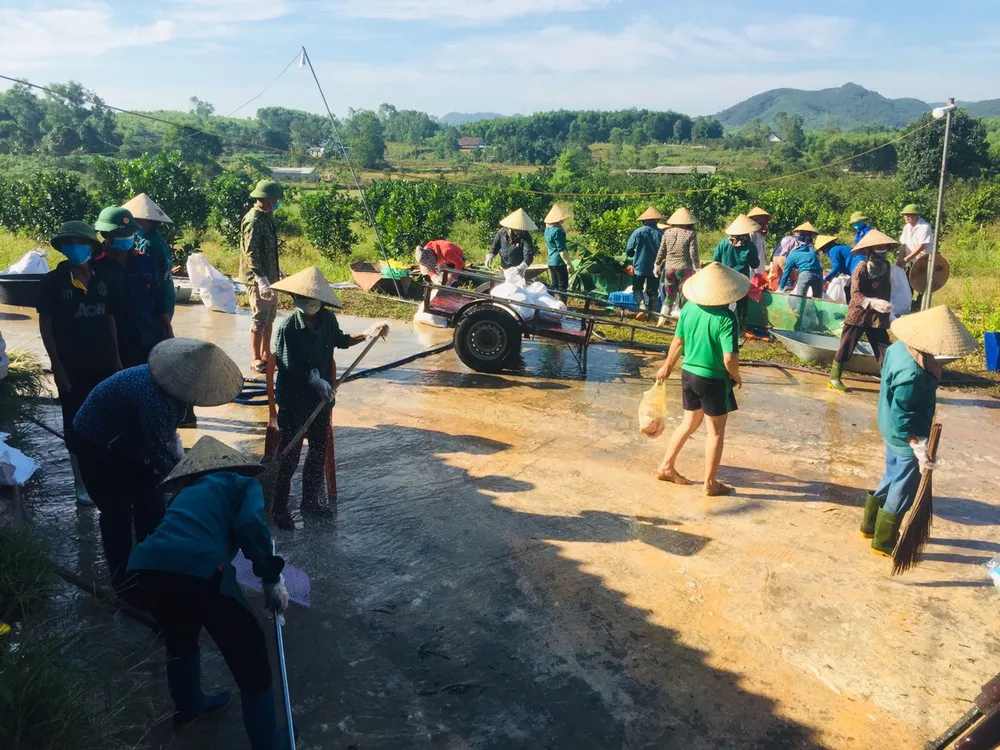 Ngoài giúp gia đình xử lý, tiêu thụ, bán gà, người dân còn giúp dọn dẹp vệ sinh khu vực Ngoài giúp gia đình xử lý, tiêu thụ, bán gà, người dân còn giúp dọn dẹp vệ sinh khu vực