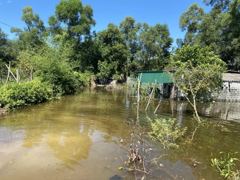 Nước tràn vào nhà dân