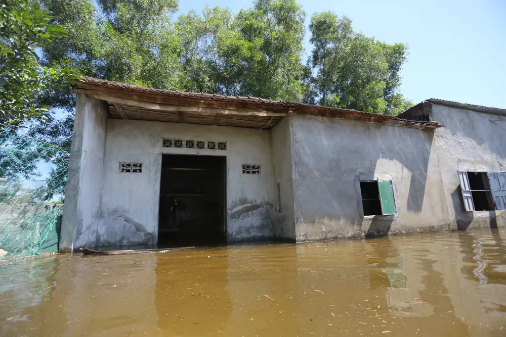 Nước tràn vào gây ngập một số nhà dân ở xã Thường Nga