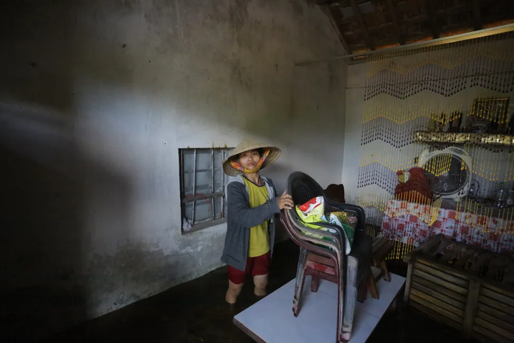 Người dân kê dọn tài sản lên cao tránh ngập nước