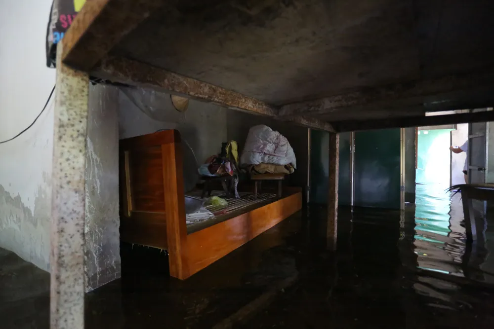 Đồ đạc trong nhà dân được đưa lên cao