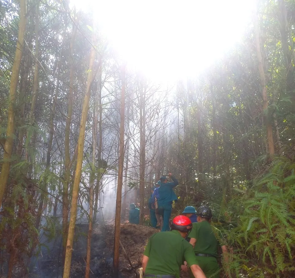 Lực lượng chức năng và người dân tiếp cận hiện trường để chữa cháy