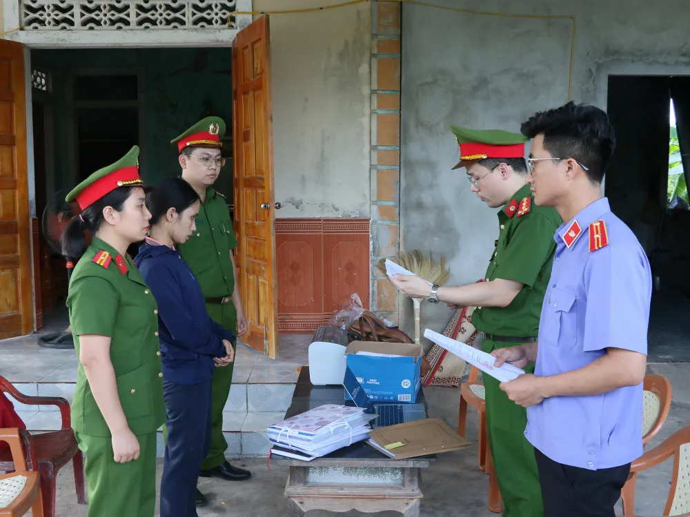 Cơ quan Cảnh sát điều tra đọc lệnh khám xét chỗ ở của Nguyễn Thị Tâm. Ảnh: Công an Hà Tĩnh cung cấp