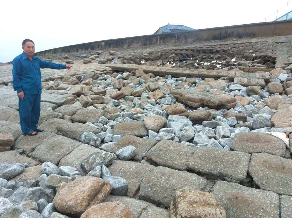 Người dân lo lắng kè biển Cẩm Nhượng bị sập, sạt lở mất an toàn