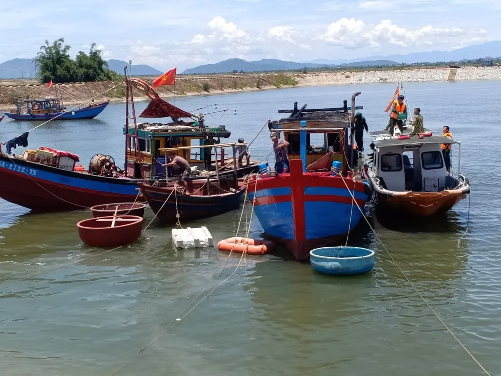 Đám cháy trên tàu cá đã được khống chế, dập tắt