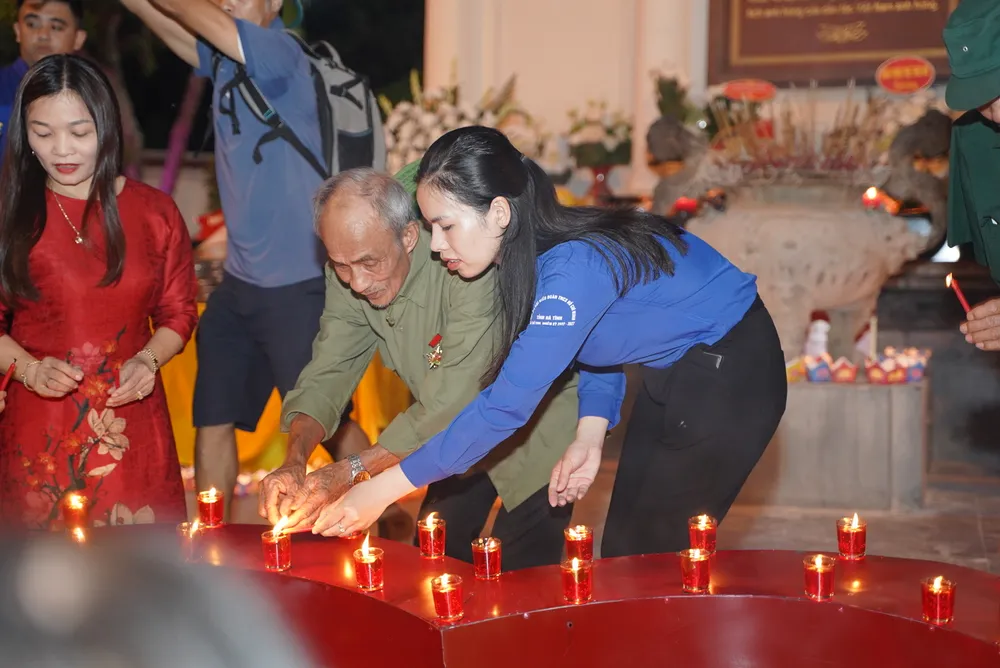 Các đại biểu và đoàn viên thanh niên thắp nến tri ân