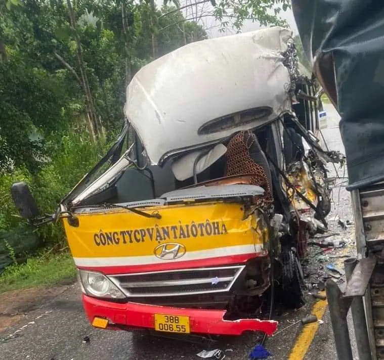 Xe buýt bị hư hỏng nặng