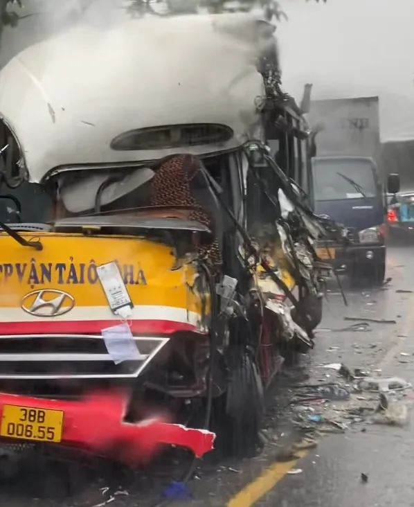 Xe buýt bị hư hỏng, biến dạng phần đầu và hông