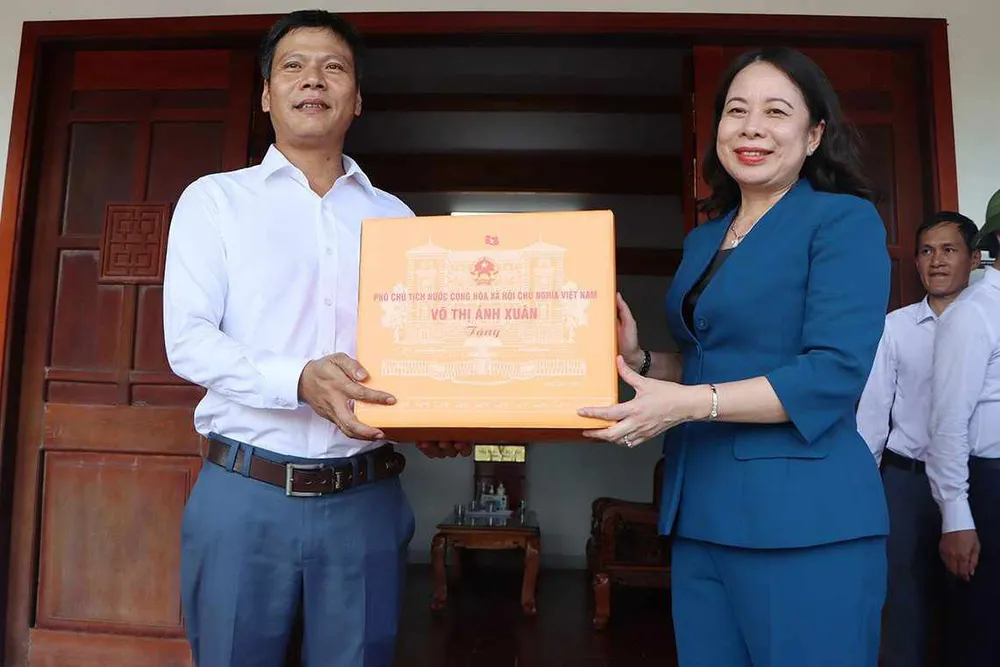 Phó Chủ tịch nước Võ Thị Ánh Xuân trao quà cho Ban Quản lý Khu di tích cố Tổng Bí thư Hà Huy Tập