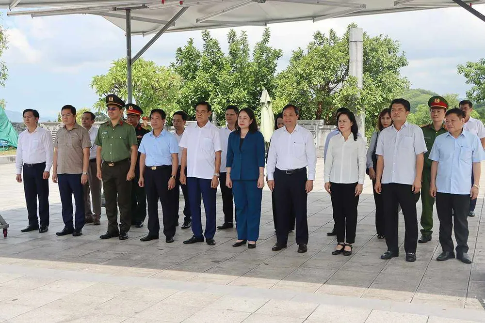 Phó Chủ tịch nước Võ Thị Ánh Xuân và các thành viên trong đoàn làm lễ dâng hương trước phần mộ cố Tổng Bí thư Hà Huy Tập