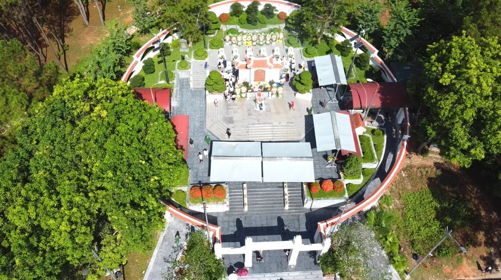 Khu mộ 10 nữ anh hùng liệt sĩ thanh niên xung phong Ngã ba Đồng Lộc