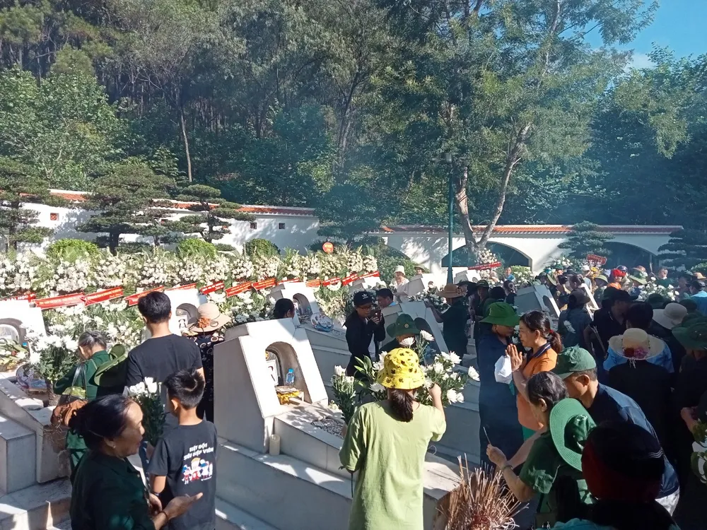 Đông đảo người dân thập phương đến dâng hoa, dâng hương tại khu mộ 10 nữ anh hùng liệt sĩ thanh niên xung phong Ngã ba Đồng Lộc