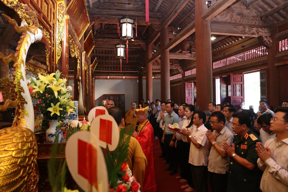 Các đại biểu và người dân cử hành lễ giỗ 10 nữ anh hùng liệt sĩ thanh niên xung phong Ngã ba Đồng Lộc