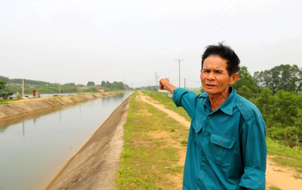 Ông Võ Kim Huệ bên kênh N01A nơi xảy ra sự việc