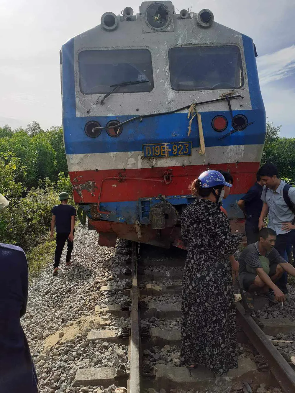 Tàu hỏa dừng lại tại hiện trường
