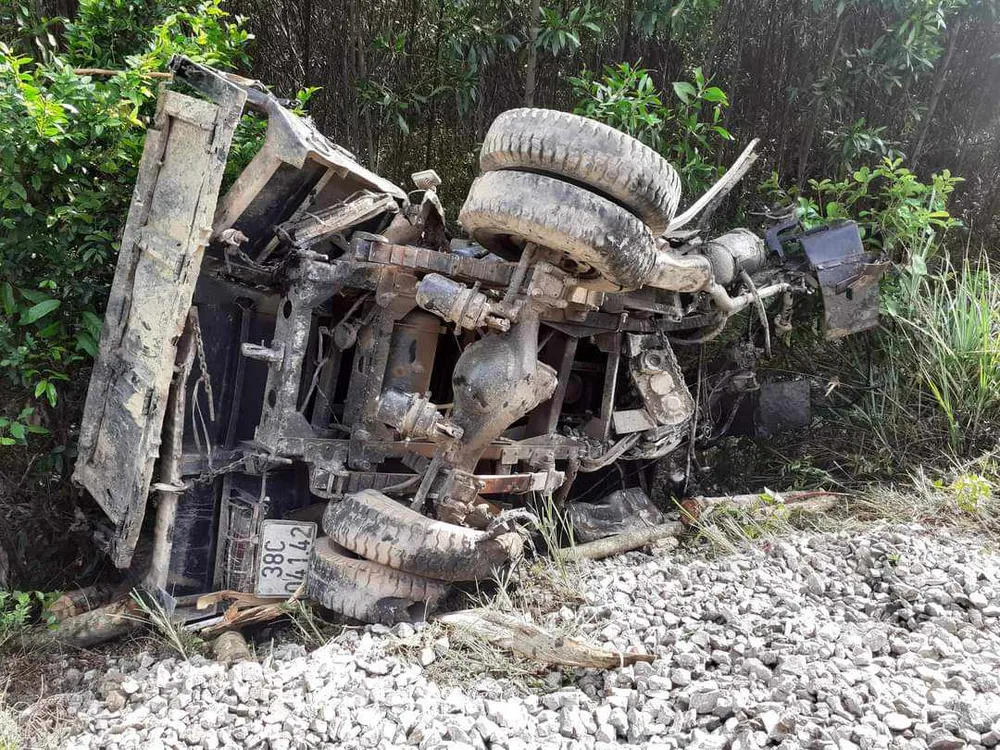 Xe tải bị hư hỏng biến dạng sau tai nạn