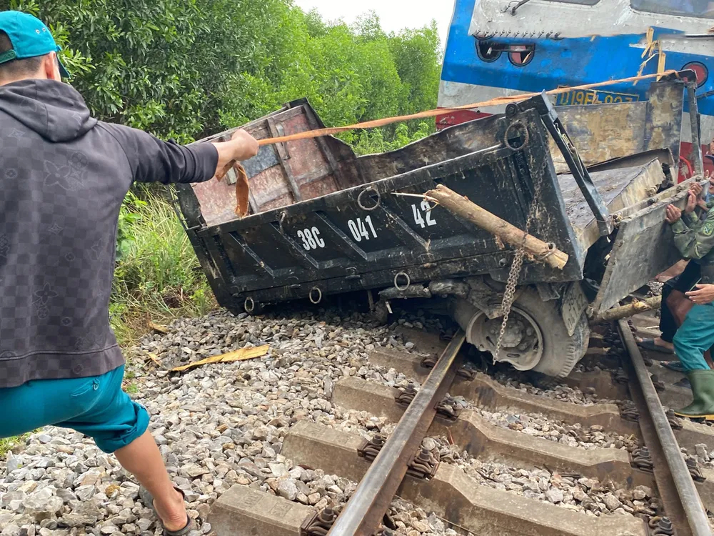 Buộc dây thừng vào phần đuôi xe tải để kéo