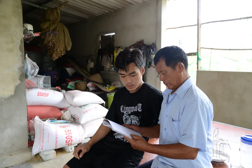 Cán bộ thôn Thượng Tứ (áo trắng) thống kê số người ủng hộ giúp em Thắng và gia đình Cán bộ thôn Thượng Tứ (áo trắng) thống kê số người ủng hộ giúp em Thắng và gia đình