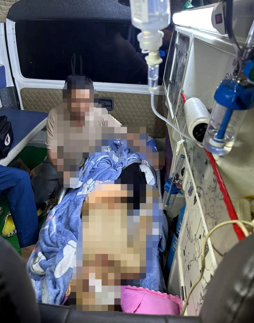 Em V.T.T. bị thương nặng được đưa đi cấp cứu