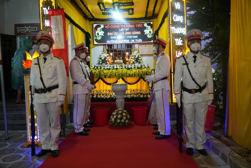 Đồng đội đưa tiễn liệt sĩ Lê Ánh Sáng về nơi an nghỉ