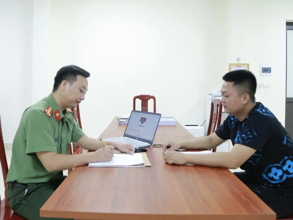 Cơ quan công an làm việc với đối tượng Đào Văn Hoàng. Ảnh: Công an Hà Tĩnh cung cấp