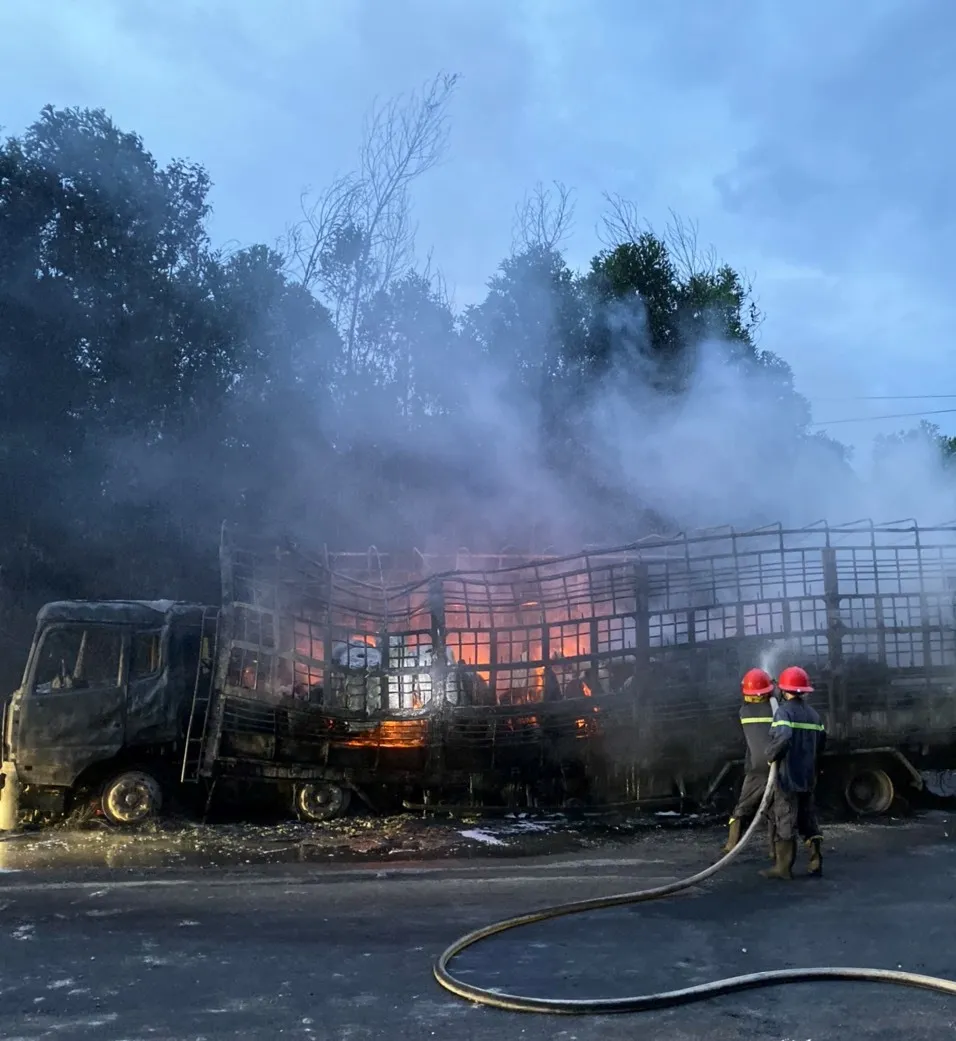 Hiện trường vụ cháy xe tải Hiện trường vụ cháy xe tải