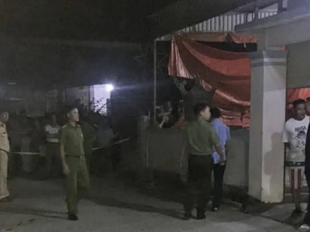 Lực lượng chức năng khám nghiệm hiện trường vụ án