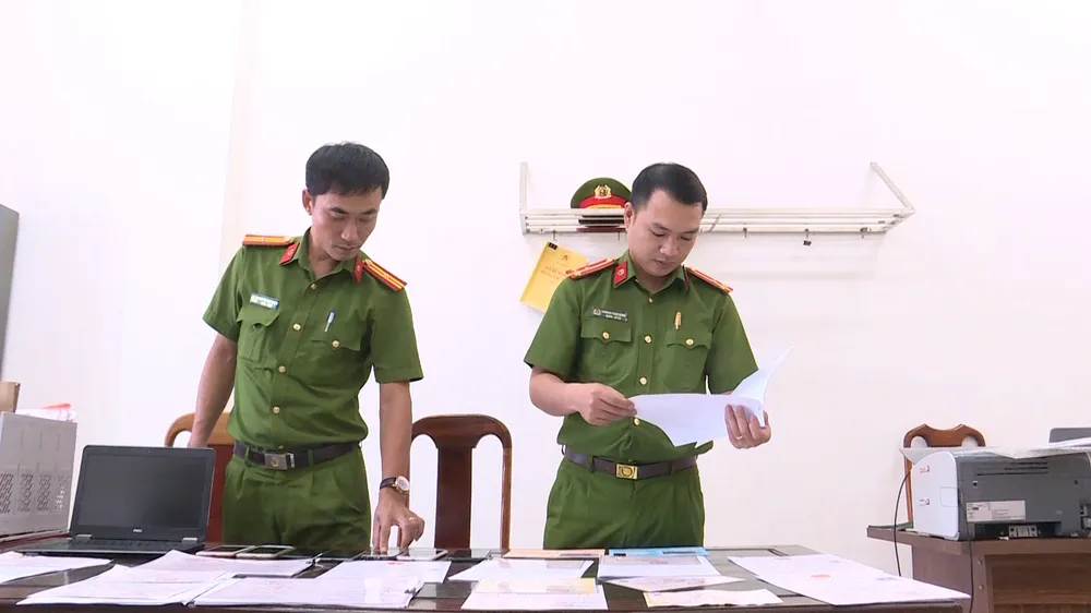 Cơ quan công an thu giữ các tang vật liên quan Cơ quan công an thu giữ các tang vật liên quan