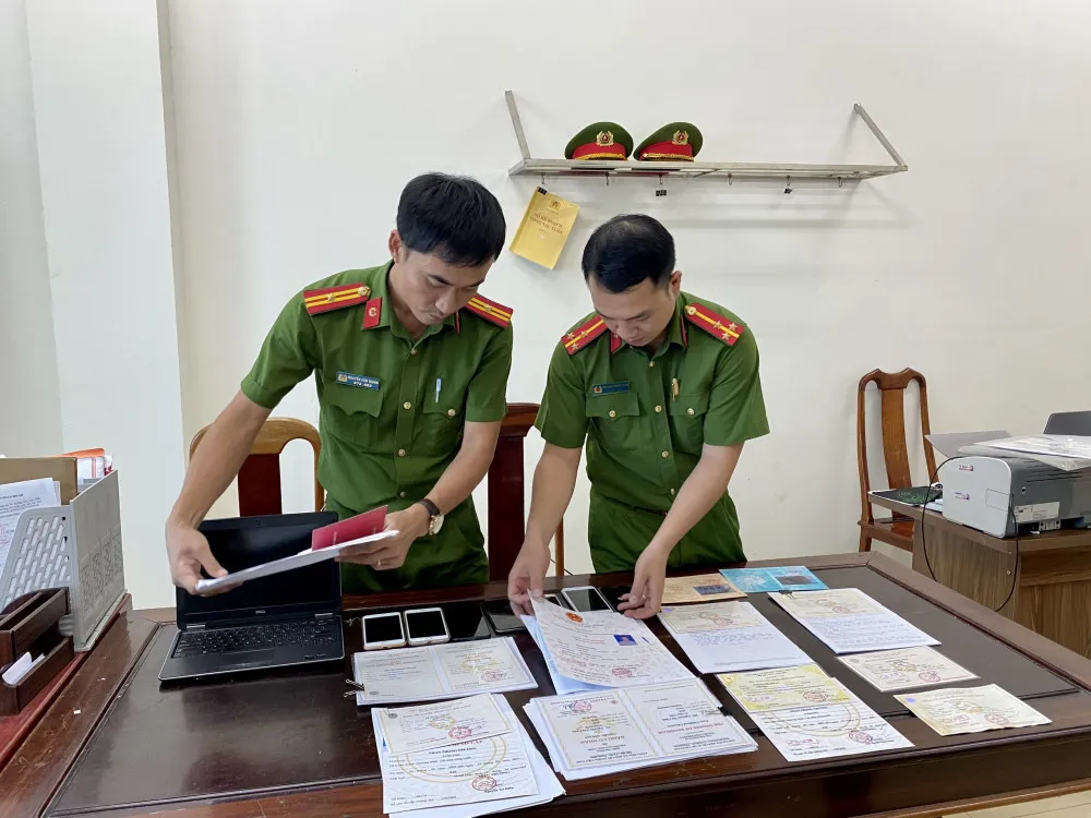 Bằng cấp, giấy tờ giả bị công an thu giữ Bằng cấp, giấy tờ giả bị công an thu giữ