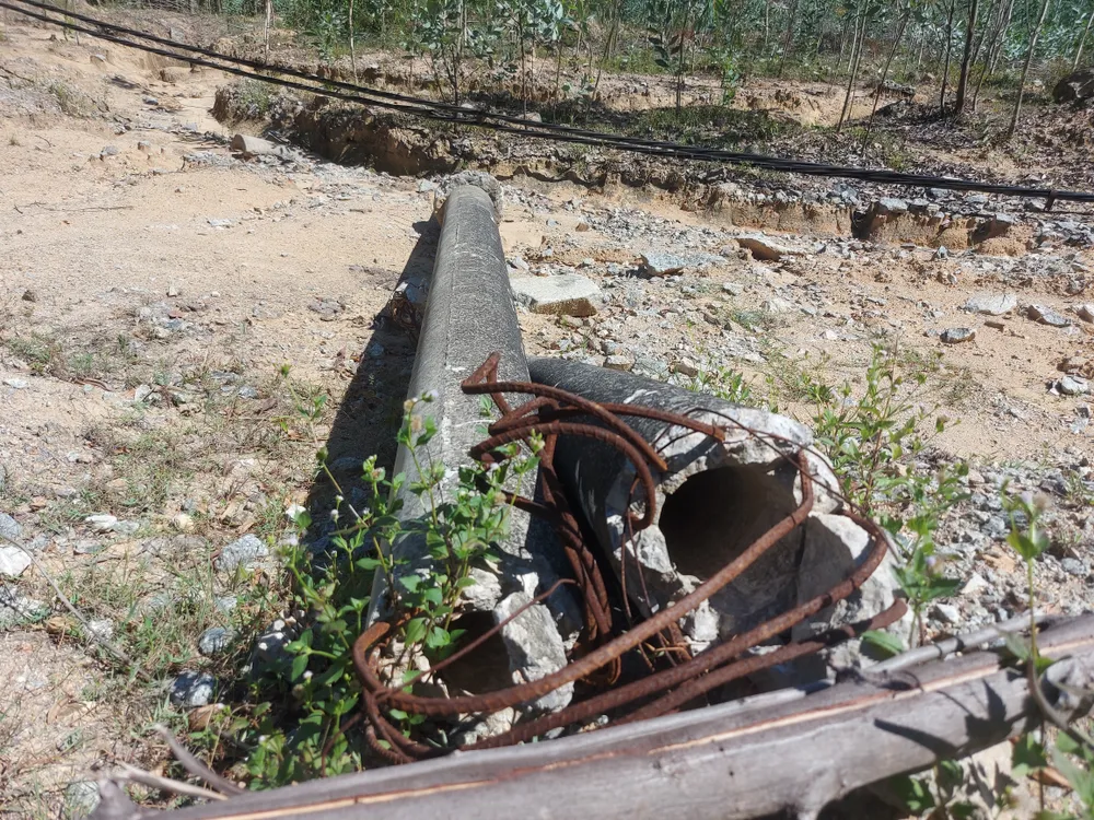 Trụ điện gãy, sắt thép hoen gỉ bật ra ngoài