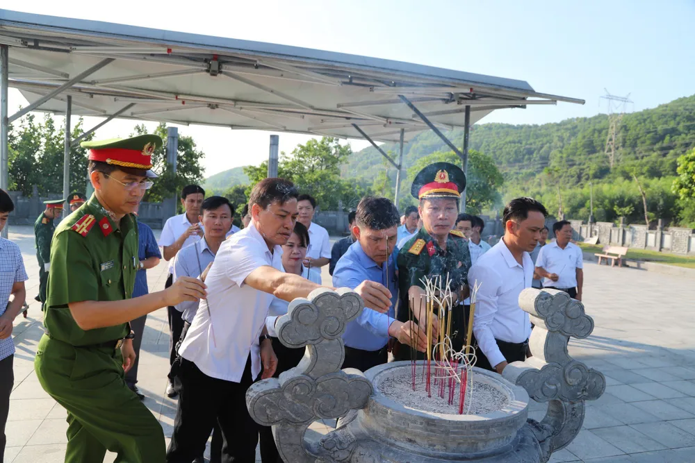 Các đại biểu dâng hương trước phần mộ cố Tổng Bí thư Hà Huy Tập