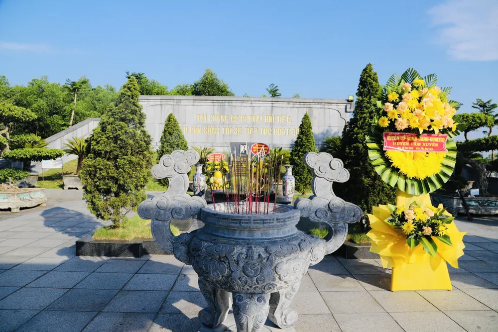 Phần mộ cố Tổng Bí thư Hà Huy Tập