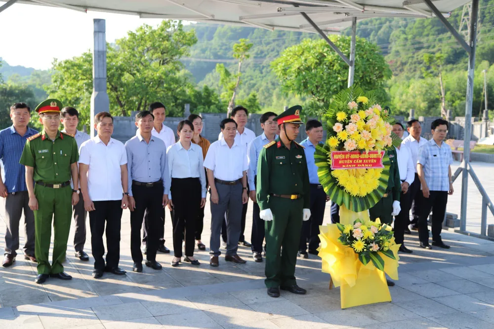 Lãnh đạo huyện Cẩm Xuyên dâng hoa, dâng hương tưởng niệm 82 năm ngày mất cố Tổng Bí thư Hà Huy Tập
