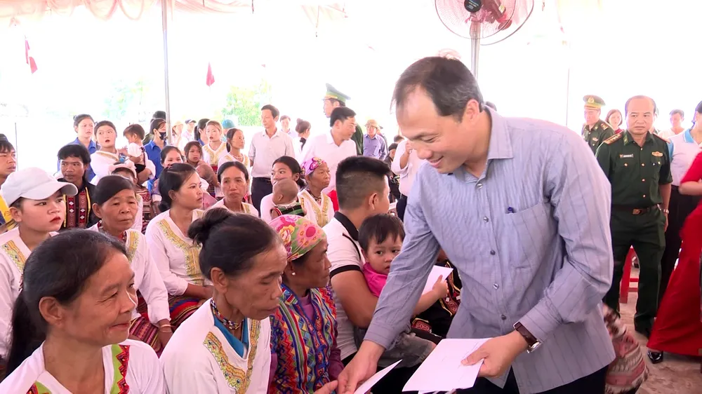 Bí thư Tỉnh ủy Hà Tĩnh Hoàng Trung Dũng trao quà cho bà con dân bản Bí thư Tỉnh ủy Hà Tĩnh Hoàng Trung Dũng trao quà cho bà con dân bản