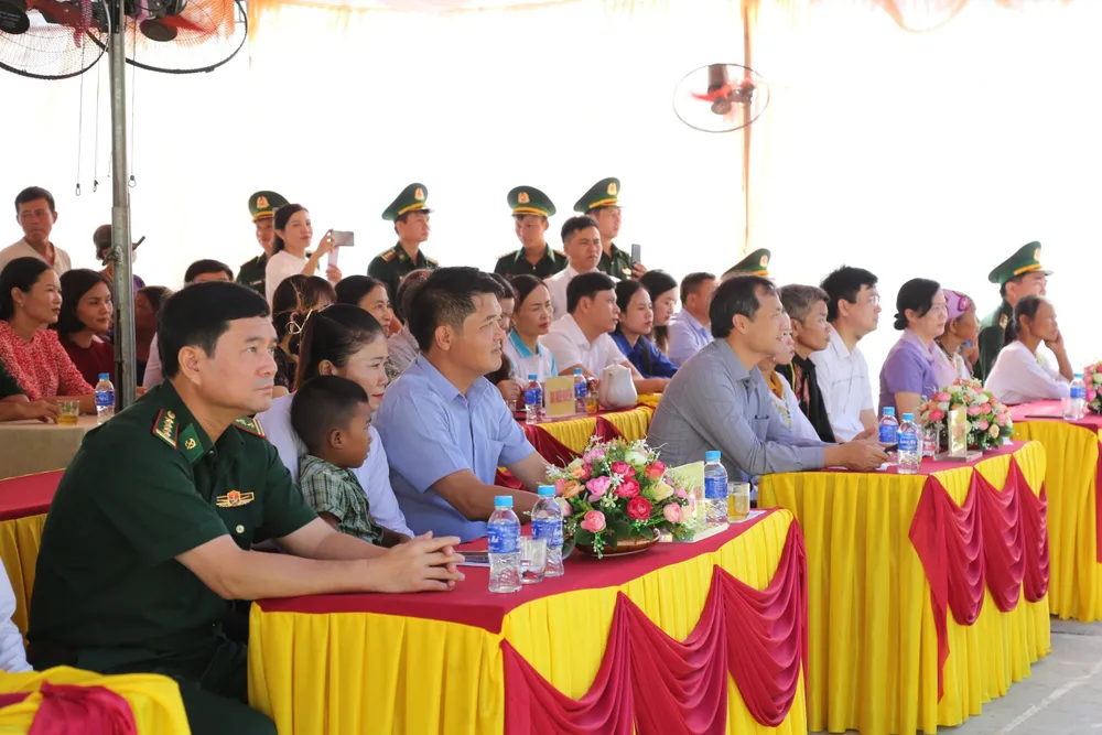 Các đại biểu và bà con dân bản tham gia lễ hội Tết Lấp lỗ Các đại biểu và bà con dân bản tham gia lễ hội Tết Lấp lỗ