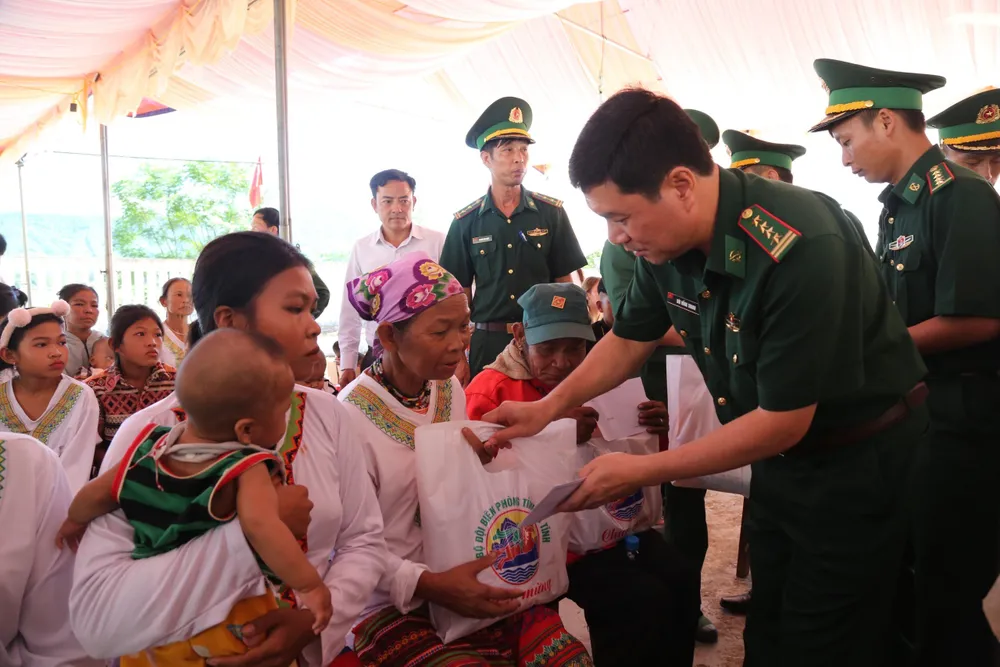 Đại tá Bùi Hồng Thanh, Chỉ huy trưởng Bộ đội Biên phòng tỉnh Hà Tĩnh trao quà cho bà con dân bản Đại tá Bùi Hồng Thanh, Chỉ huy trưởng Bộ đội Biên phòng tỉnh Hà Tĩnh trao quà cho bà con dân bản