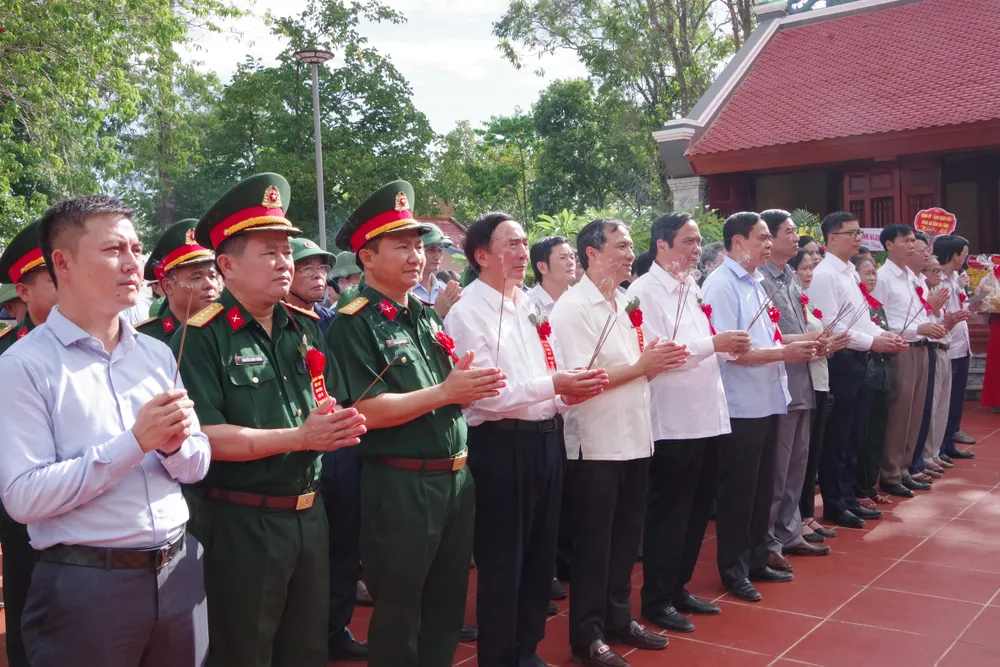 Lãnh đạo Trung ương, địa phương và các đại biểu dâng hương tại đền thờ anh hùng liệt sĩ tại hồ Kẻ Gỗ