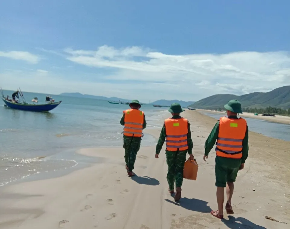 Thời tiết nắng nóng gay gắt khiến công tác tìm kiếm ngư dân gặp nhiều khó khăn