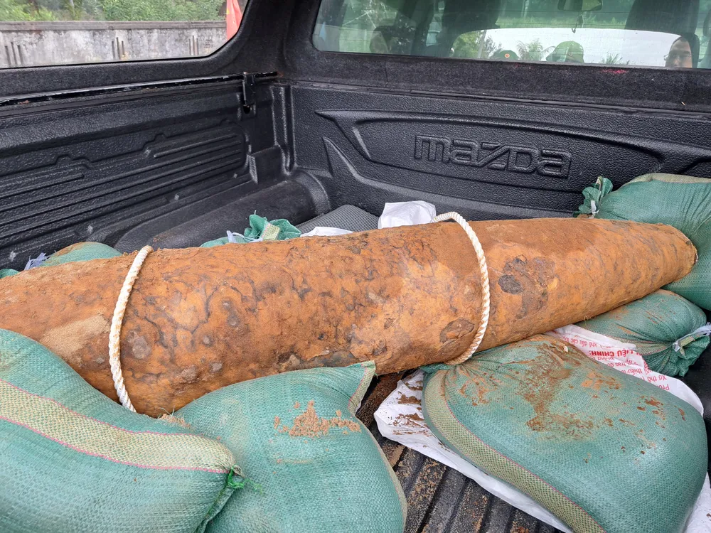 Di chuyển quả bom về khu vực xử lý Di chuyển quả bom về khu vực xử lý