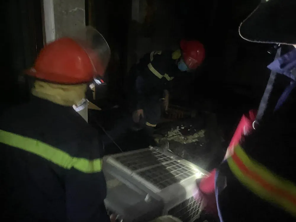 Lực lượng chức năng nỗ lực dập lửa trong đêm. Ảnh: Công an Hà Tĩnh