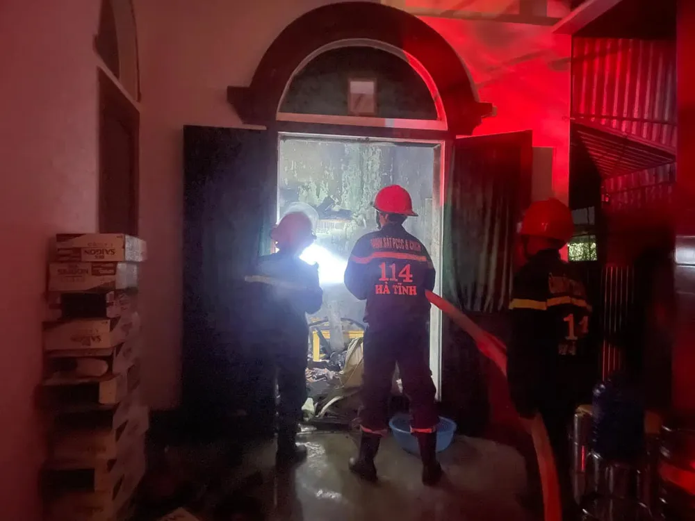 Lực lượng chức năng nỗ lực dập lửa trong đêm. Ảnh: Công an Hà Tĩnh