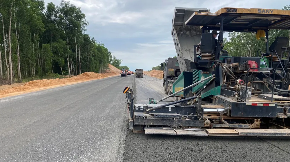 Công nhân và các phương tiện máy móc thi công 3 ca/ngày xuyên lễ Quốc khánh 2-9 tại cao tốc Vạn Ninh - Cam Lộ