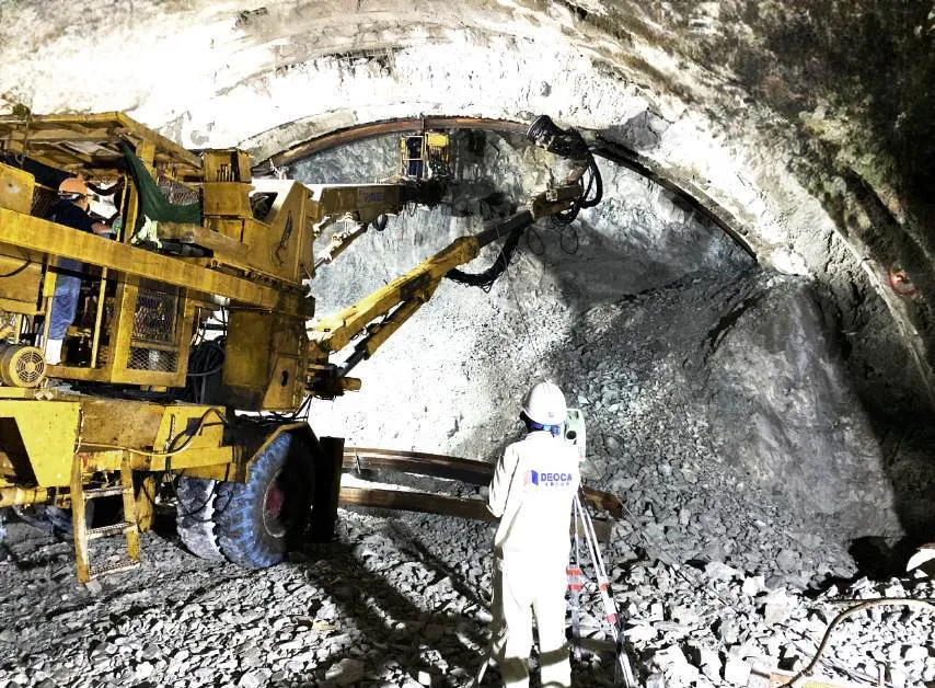 Công nhân đang đưa mũi khoan vào sâu lòng núi, mở hầm số 3 (thuộc gói thầu XL03) cao tốc Bắc - Nam phía Đông, đoạn qua tỉnh Quảng Ngãi