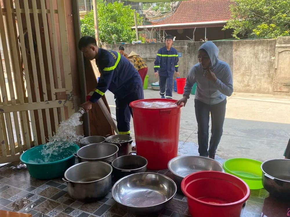 Cán bộ, chiến sĩ Phòng Cảnh sát Phòng cháy chữa cháy và Cứu nạn cứu hộ Công an Hà Tĩnh đưa nước sạch đến phục vụ người dân