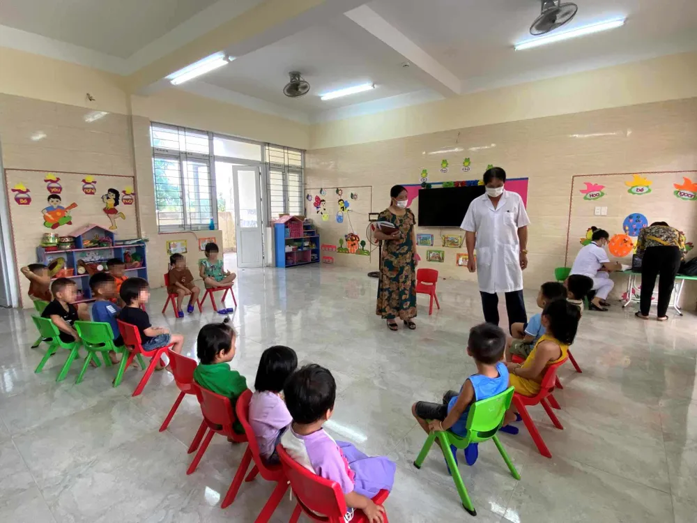 Ngành Y tế huyện Hương Khê kiểm tra tình trạng đau mắt đỏ tại các trường học