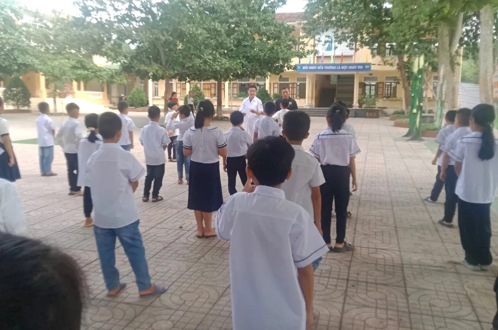 Ngành Y tế huyện Hương Khê kiểm tra tình trạng đau mắt đỏ tại các trường học